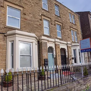 Innvigour Bespoke House With Free Parking For 3 Cars Holiday home York